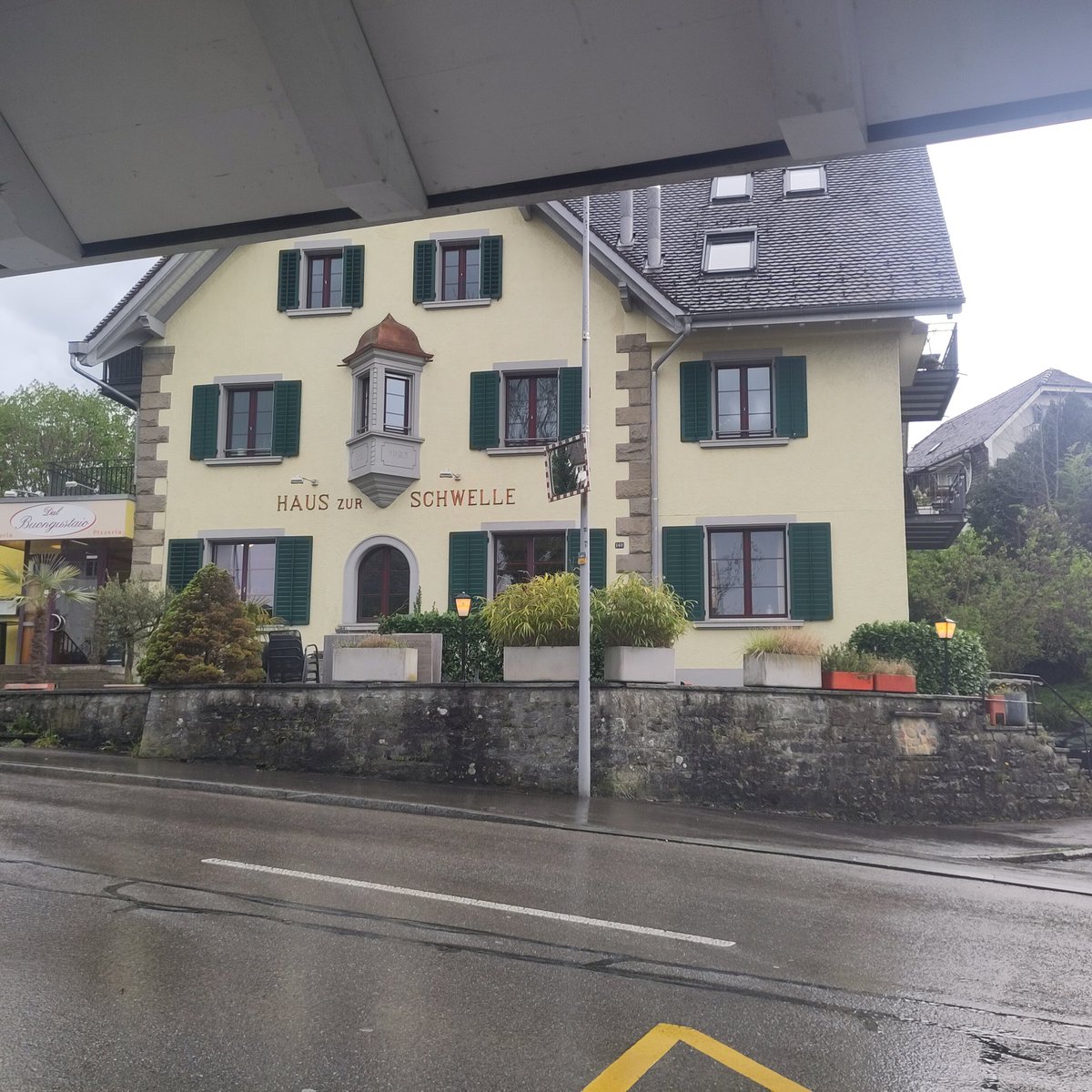 schreibgarten's tweet photo. Heute habe ich also wieder einen Long Run absolviert, nach Horgen, Oberhorgen, ohne Sorgen und zurück. Back on Track, könnte man auch sagen, im Jargon von Off Running. #Runwithhal #Bildlegende #4viertel #Tatort #Seeblick @higdonmarathon @mcasile @ThomasMannGes #mindthebots 🦩 https://t.co/t7Ho8PbHYE