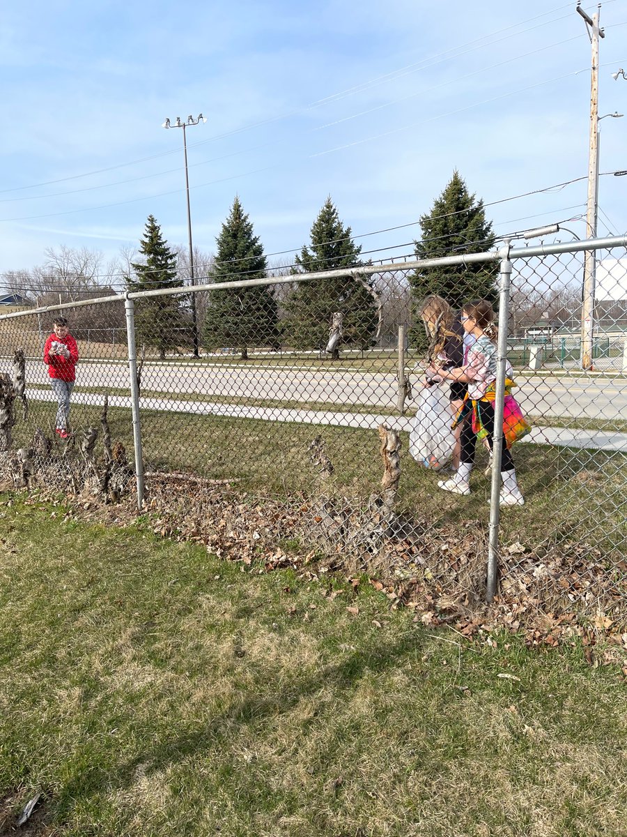 Tom_Dorgan's tweet photo. To celebrate Earth Day & to help make Riverview MS a cleaner, more enjoyable campus, the 5th grades picked up litter that had collected around the school during the winter. Cambri Garcia even managed to pick up some cash! #RiverviewMS #EarthDayCleanUp @plymouthschools https://t.co/n5ZVhxQRdC