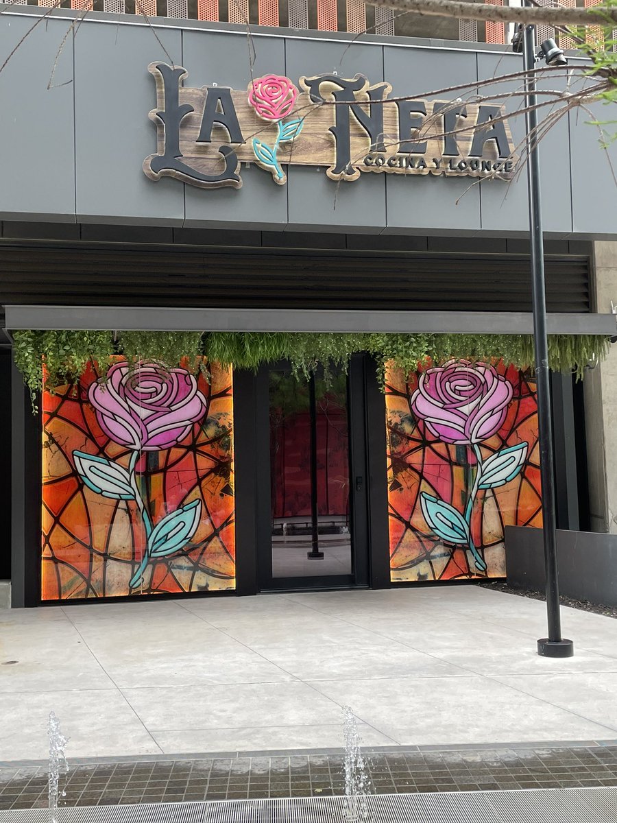 oucrimsongirl's tweet photo. If you’re in Dallas, check out La Neta Cocina y Lounge. It’s a Mexican restaurant with a modern twist. The drinks, food, and ambiance was 🔥! The short rib birria taco big enough for the whole table was AMAZING! https://t.co/ihgkfGnEG2