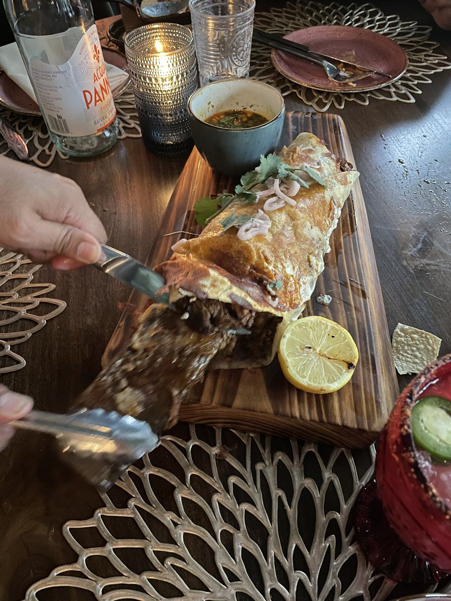 oucrimsongirl's tweet photo. If you’re in Dallas, check out La Neta Cocina y Lounge. It’s a Mexican restaurant with a modern twist. The drinks, food, and ambiance was 🔥! The short rib birria taco big enough for the whole table was AMAZING! https://t.co/ihgkfGnEG2