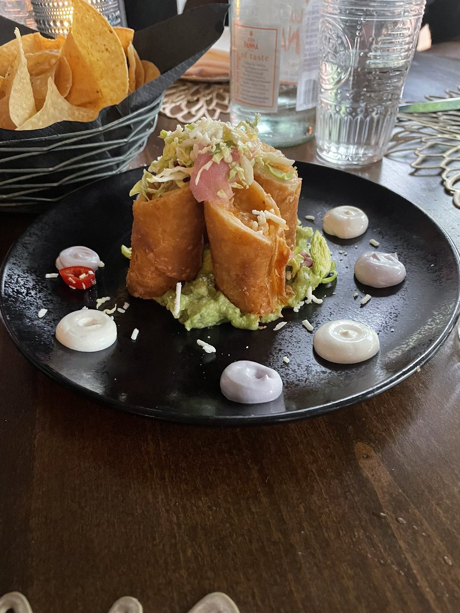 oucrimsongirl's tweet photo. If you’re in Dallas, check out La Neta Cocina y Lounge. It’s a Mexican restaurant with a modern twist. The drinks, food, and ambiance was 🔥! The short rib birria taco big enough for the whole table was AMAZING! https://t.co/ihgkfGnEG2