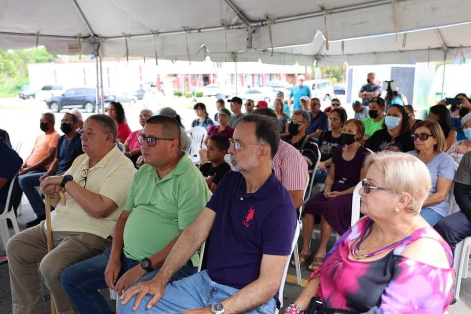 gabrielhr51's tweet photo. #HOY | #LaObraSigue, anunciamos junto al Representante @JoelFranqui15 un trabajo más de nuestro #ProyectoCallesSeguras con una inversión de $379,322.00 dólares para la pavimentación de las Calles Cheo Soto y Calle Pascual Bidot del Barrio Camuy Arriba. #Camuy #SeguimosTrabajando https://t.co/2iQJvh9Zyl