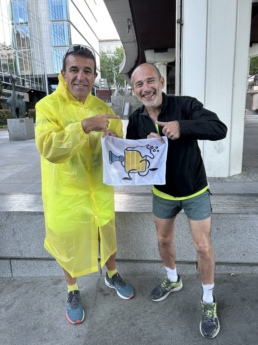 Esta bandera que ha vivido mis Six Majors como <a href="/DrinkingRunners/">🏃🏼‍♀️DrinkingRunners 🏃🏻‍♂️💎</a> ya está en las mejores manos de <a href="/santisanas/">Santi Drinkingrunner</a> que completara el ciclo en Tokyo la última. Un tío excepcional que vuela . A por ello amigo