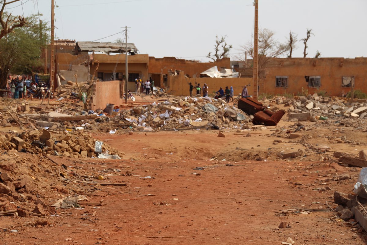 #Mopti : L'équipe <a href="/onu_mali/">ONU MALI</a> 🇺🇳 et les acteurs humanitaires et de développement de la région ont accompagné, ce jour, une forte délégation du <a href="/GouvernementM/">Gouvernement du MALI</a> 🇲🇱 en visite à l'hôpital Somine Dolo &amp; au quartier Sarema pour apporter leur soutien aux populations victimes.