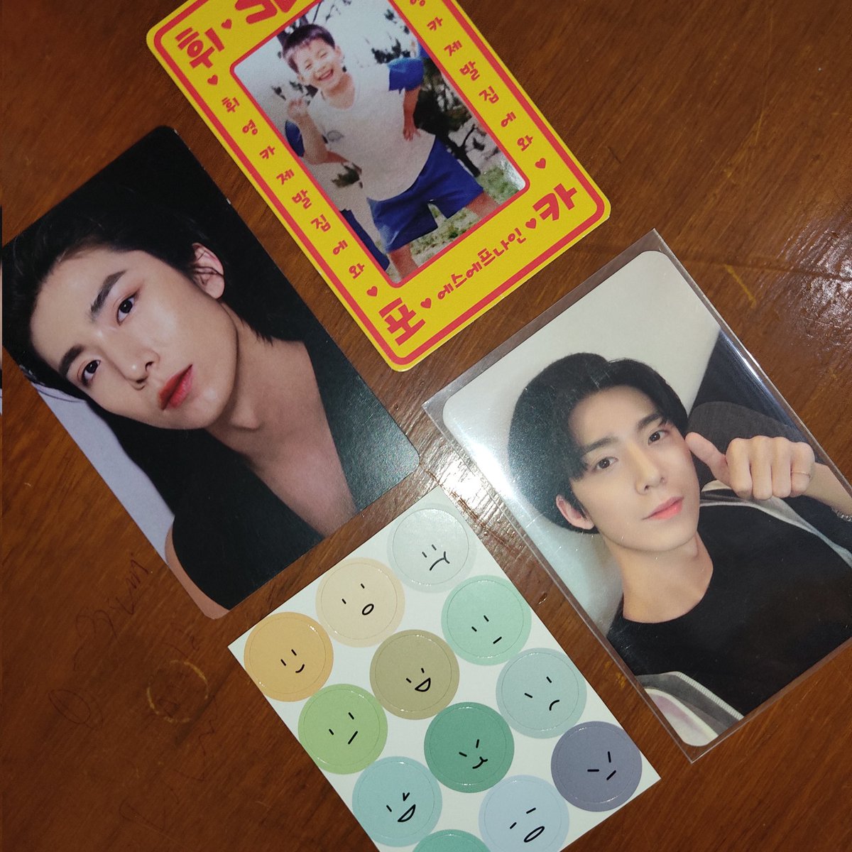 minehwiyoung's tweet photo. icb I finally have this Hwiyoung beret pc😭♥ tysm @abcd1cart! hwiyoung arrived safely thanks to your secure packaging! tysm for the hwiyoung tarot card as well. I luv it sm🥺♥ https://t.co/PMHr2p16se