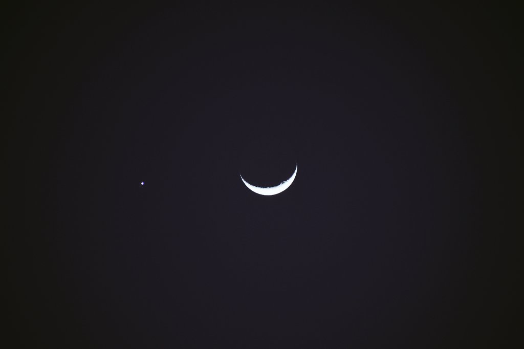 shahidbashir_17's tweet photo. #SecondmoonoftheShawal #MoonSighting #Nightsky #basitzargar #Kashmir #Chadoora #green_kmr https://t.co/CYPNuF1PCT