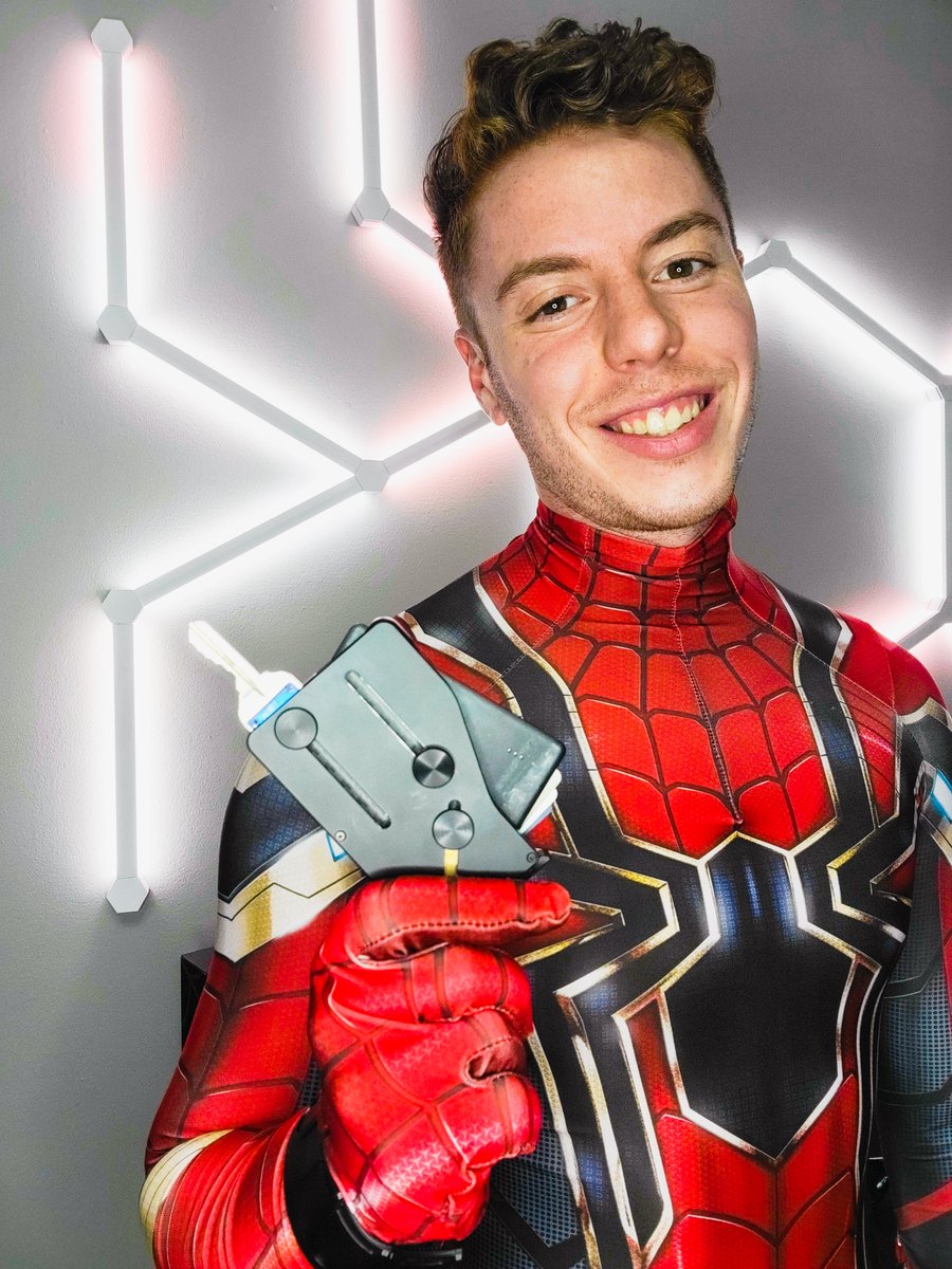 SpideyNick_27's tweet image. I've got a new gadget that even Tony Stark would be proud of! #FantomWallet #starktech