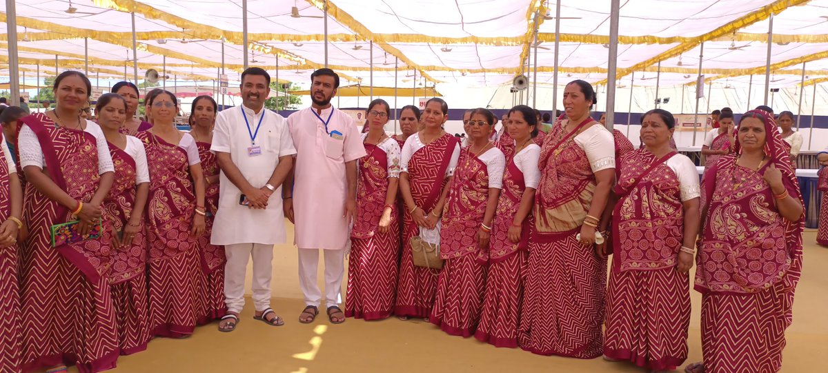 RaviNamori's tweet photo. @BJP4Gujarat ના મહામંત્રી & કચ્છના સંસદસભ્ય શ્રી @VinodChavdaBJPજી  ના પરિવાર દ્રારા આયોજીત પં.પૂજ્ય સંત શ્રી ત્રિકમ સાહેબની જગ્યા ઉપર કોટડા (જ) તા.નખત્રાણા  મધ્યે પુજ્ય સંત શ્રી મોરારીબાપુના વ્યાસપીઠે " રામકથા"માં અખિલ કચ્છ ગરવા ગુરુ બ્રાહ્મણ સમાજની #માતૃશકિત & સમાજના આગેવાનો દ્રારા કથાના બીજા દિવસે શ્રમયજ્ઞ માં આહુતી આપી હતી...                             જય સીયારામ                       🙏🏻🙏🏻🙏🏻🙏🏻🙏🏻