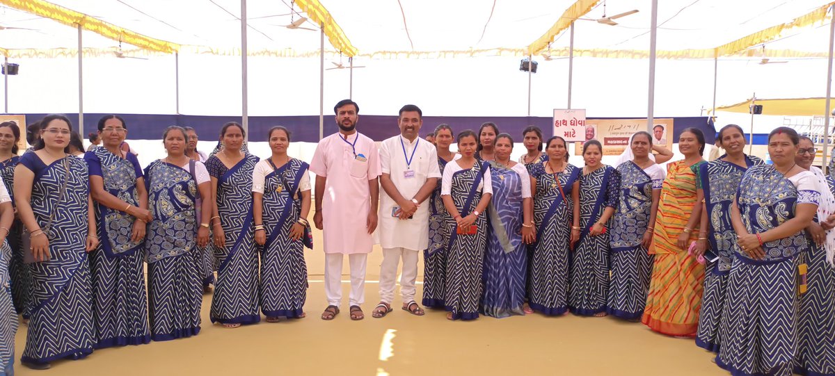 RaviNamori's tweet photo. @BJP4Gujarat ના મહામંત્રી & કચ્છના સંસદસભ્ય શ્રી @VinodChavdaBJPજી  ના પરિવાર દ્રારા આયોજીત પં.પૂજ્ય સંત શ્રી ત્રિકમ સાહેબની જગ્યા ઉપર કોટડા (જ) તા.નખત્રાણા  મધ્યે પુજ્ય સંત શ્રી મોરારીબાપુના વ્યાસપીઠે " રામકથા"માં અખિલ કચ્છ ગરવા ગુરુ બ્રાહ્મણ સમાજની #માતૃશકિત & સમાજના આગેવાનો દ્રારા કથાના બીજા દિવસે શ્રમયજ્ઞ માં આહુતી આપી હતી...                             જય સીયારામ                       🙏🏻🙏🏻🙏🏻🙏🏻🙏🏻