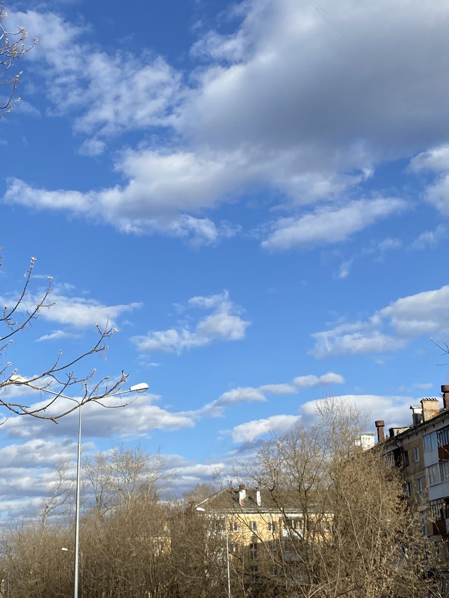 Vlastelinvsego's tweet photo. мне кажется, что облака похожи на облака из заставки Симпсонов видимо это знак, что пора посмотреть Симпсонов 

на фотках вроде непохоже в жизни лучше https://t.co/JcuKb1Jy50