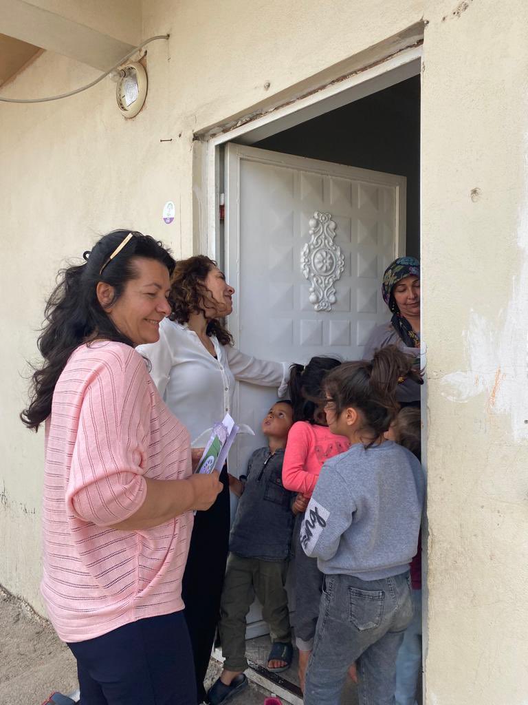 AdaletKaya_'s tweet photo. Li welatên ku zarok di ewlehiyê de bin û zikê wan ne birçî be ji zarokên wî welatî re tim eyd û erafet e.
Piştî 15ê Gulanê hemû rojên zarokên vî welatî wê di tehma eydê de bin. Emê bi ser kevin.
#DisaEm #Emlivirin https://t.co/LCdPCSNYPL