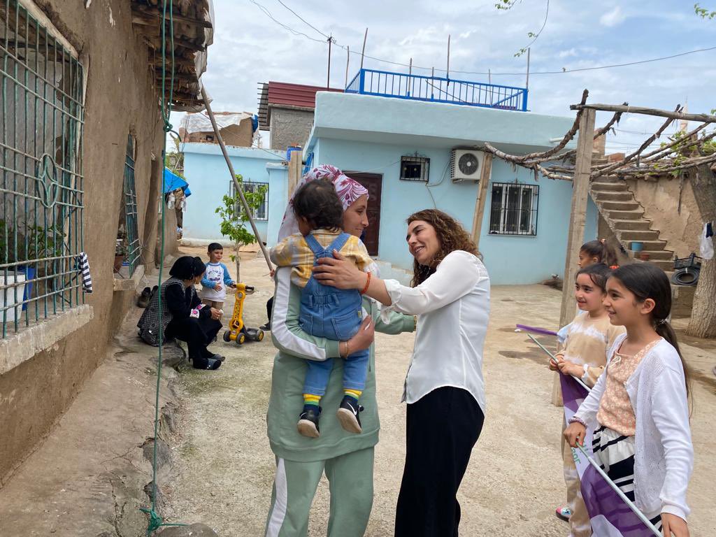 AdaletKaya_'s tweet photo. Li welatên ku zarok di ewlehiyê de bin û zikê wan ne birçî be ji zarokên wî welatî re tim eyd û erafet e.
Piştî 15ê Gulanê hemû rojên zarokên vî welatî wê di tehma eydê de bin. Emê bi ser kevin.
#DisaEm #Emlivirin https://t.co/LCdPCSNYPL
