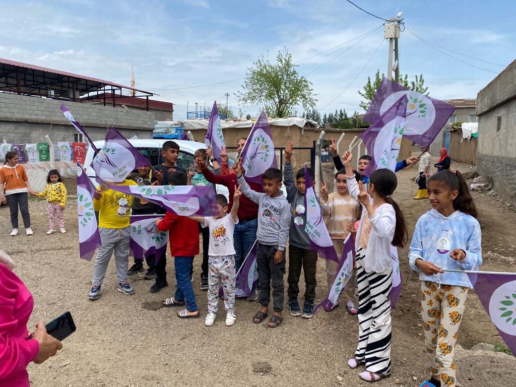 AdaletKaya_'s tweet photo. Li welatên ku zarok di ewlehiyê de bin û zikê wan ne birçî be ji zarokên wî welatî re tim eyd û erafet e.
Piştî 15ê Gulanê hemû rojên zarokên vî welatî wê di tehma eydê de bin. Emê bi ser kevin.
#DisaEm #Emlivirin https://t.co/LCdPCSNYPL