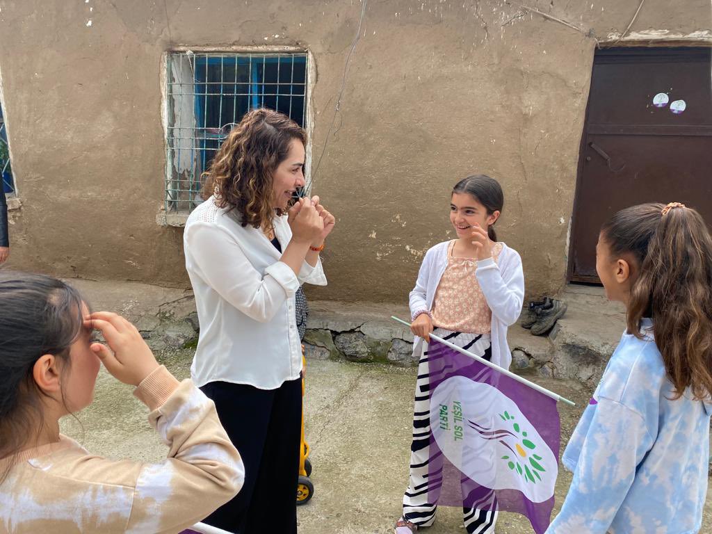 AdaletKaya_'s tweet photo. Li welatên ku zarok di ewlehiyê de bin û zikê wan ne birçî be ji zarokên wî welatî re tim eyd û erafet e.
Piştî 15ê Gulanê hemû rojên zarokên vî welatî wê di tehma eydê de bin. Emê bi ser kevin.
#DisaEm #Emlivirin https://t.co/LCdPCSNYPL