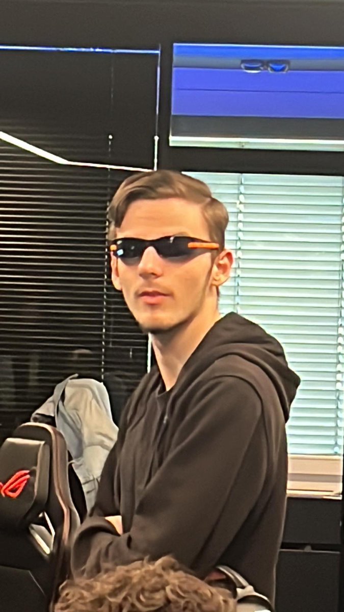 5/64 à la BDS Monthly#4, perdu contre <a href="/Mocra972/">Marco 🇲🇶</a> et <a href="/Ykseew/">yksw</a>, vous avez été chaud gg, content de ma looser run, je ferai mieux la prochaine fois. Merci pour l'orga c'était vraiment lourd comme dab, le grind continue