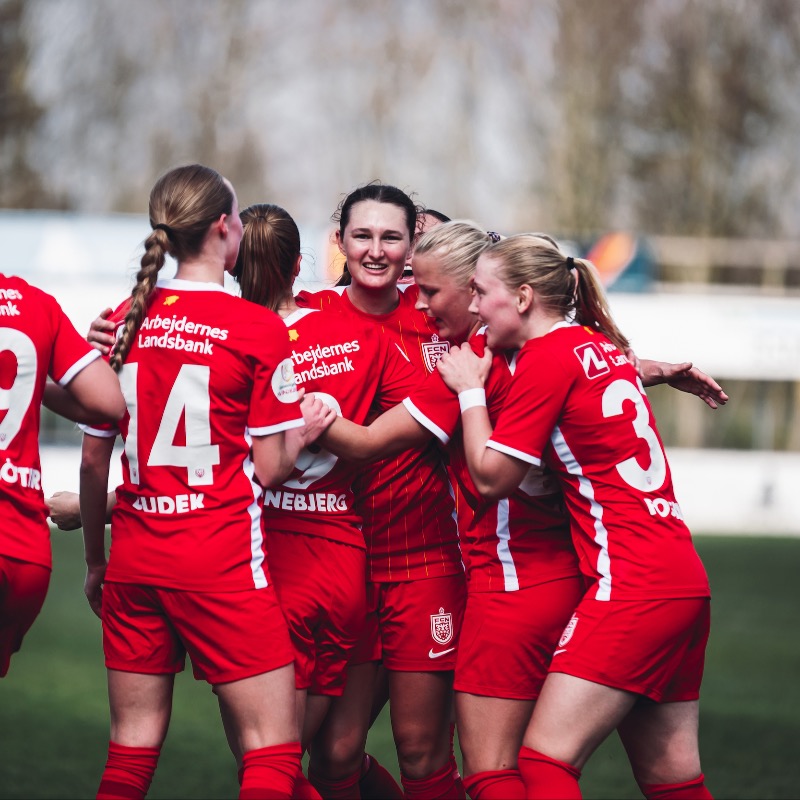 FCNordsjaelland's tweet photo. ❝Generelt er jeg meget tilfreds med præstationen i dag. Jeg synes, at spillerne gør det fremragende i størstedelen af opgøret. Kontrollerede kampen, kontrollerede tempoet.❞ 💪🏼🐯
Læs, hvad cheftræner Chris Sargeant sagde umiddelbart efter dagens 2-0-sejr🔻
#kvindeliga #fctfcn
