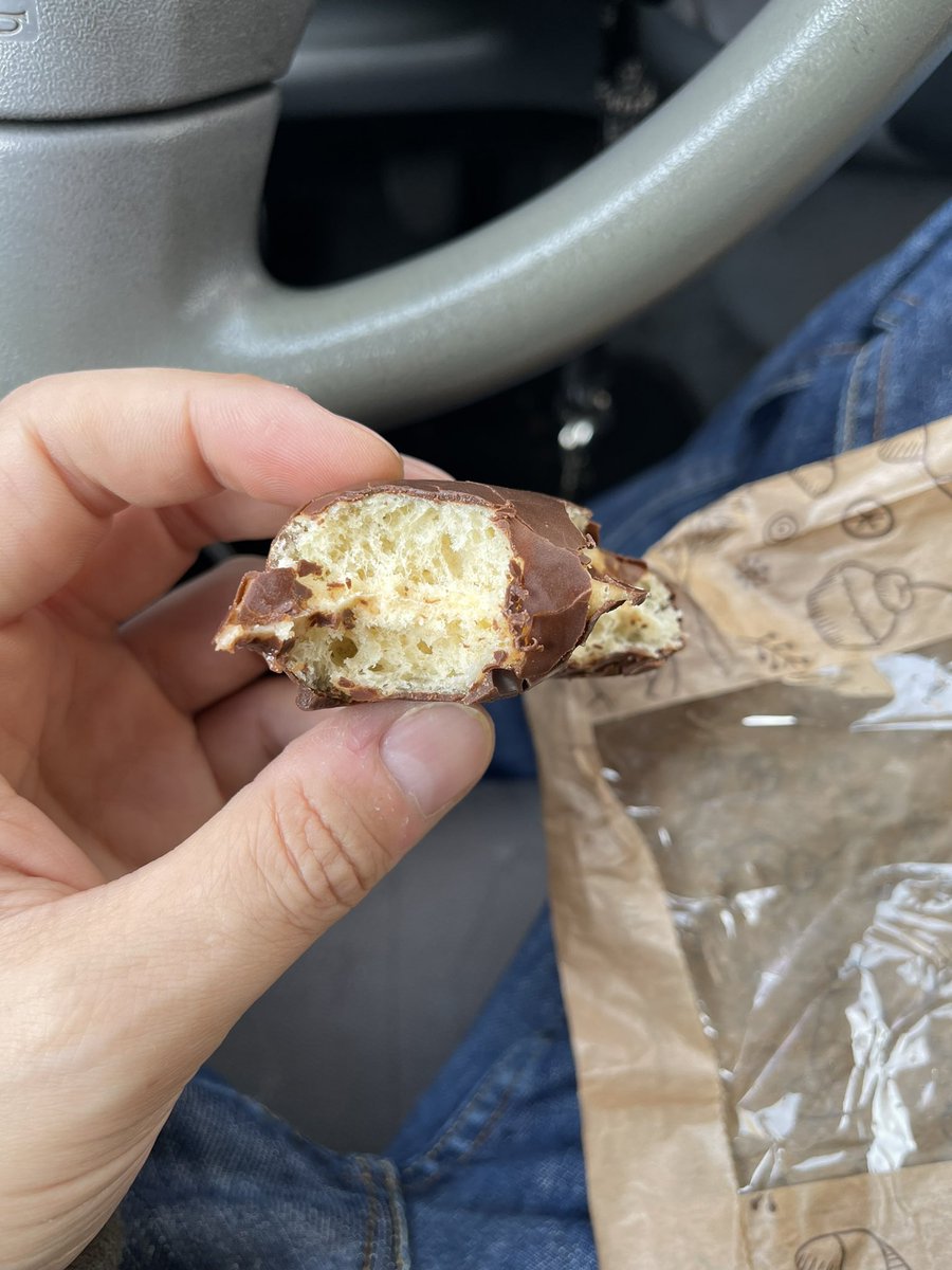 ChefeJamon's tweet photo. Review do donut de chocolate do Lidl (0,49€)

Massa super fofa semelhante ao donut glaceado mas com uma cobertura de chocolate semi estaladiço. Menos doce que o donut normal, assim dá para mamar mais.

10/10 mamava 4 ao mesmo tempo https://t.co/bpoWqJTlht