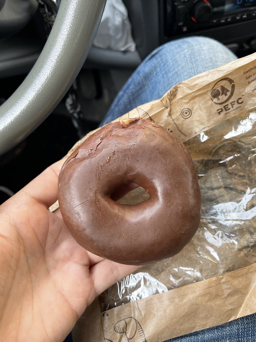 ChefeJamon's tweet photo. Review do donut de chocolate do Lidl (0,49€)

Massa super fofa semelhante ao donut glaceado mas com uma cobertura de chocolate semi estaladiço. Menos doce que o donut normal, assim dá para mamar mais.

10/10 mamava 4 ao mesmo tempo https://t.co/bpoWqJTlht