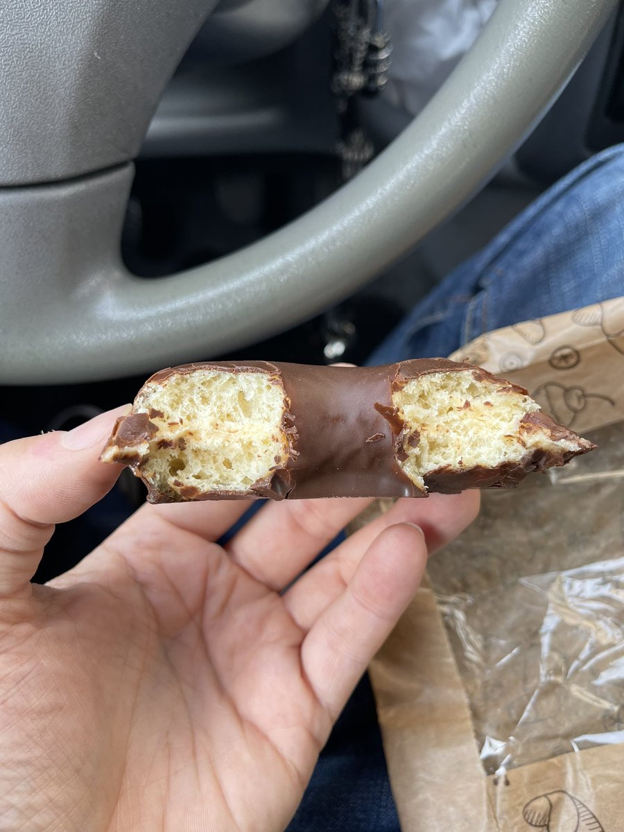 ChefeJamon's tweet photo. Review do donut de chocolate do Lidl (0,49€)

Massa super fofa semelhante ao donut glaceado mas com uma cobertura de chocolate semi estaladiço. Menos doce que o donut normal, assim dá para mamar mais.

10/10 mamava 4 ao mesmo tempo https://t.co/bpoWqJTlht