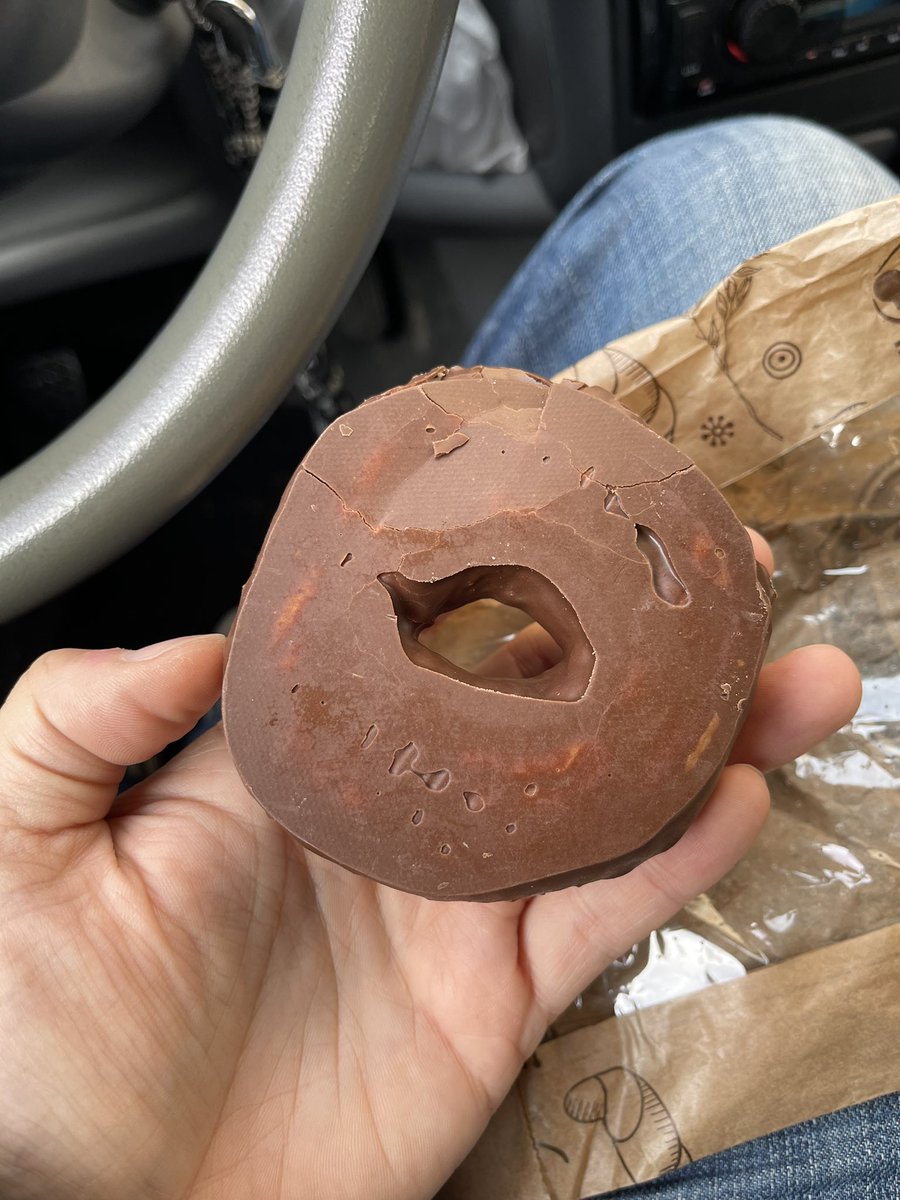 ChefeJamon's tweet photo. Review do donut de chocolate do Lidl (0,49€)

Massa super fofa semelhante ao donut glaceado mas com uma cobertura de chocolate semi estaladiço. Menos doce que o donut normal, assim dá para mamar mais.

10/10 mamava 4 ao mesmo tempo https://t.co/bpoWqJTlht