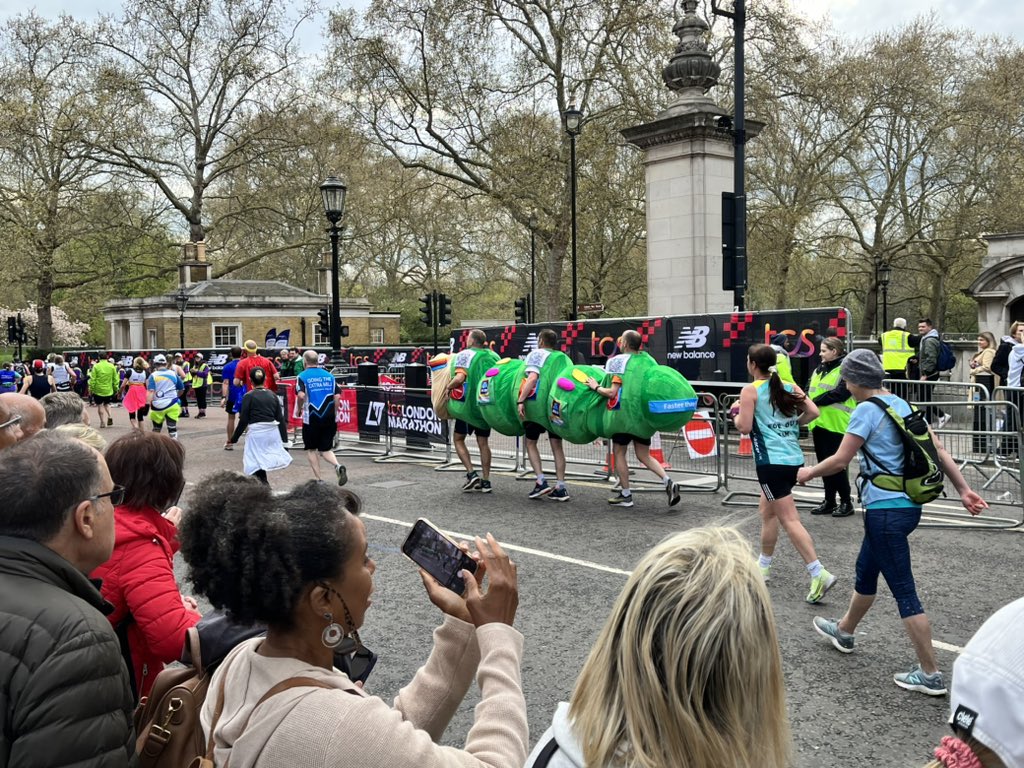 furber_jessica's tweet photo. On the final stretch here at about 17:30, incredible work! @AldiUK #capturecuthbert #LondonMarathon2023 https://t.co/8ACjdc5a2Q