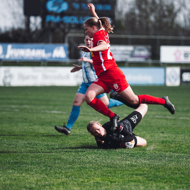 FCNordsjaelland's tweet photo. ❝Generelt er jeg meget tilfreds med præstationen i dag. Jeg synes, at spillerne gør det fremragende i størstedelen af opgøret. Kontrollerede kampen, kontrollerede tempoet.❞ 💪🏼🐯
Læs, hvad cheftræner Chris Sargeant sagde umiddelbart efter dagens 2-0-sejr🔻
#kvindeliga #fctfcn