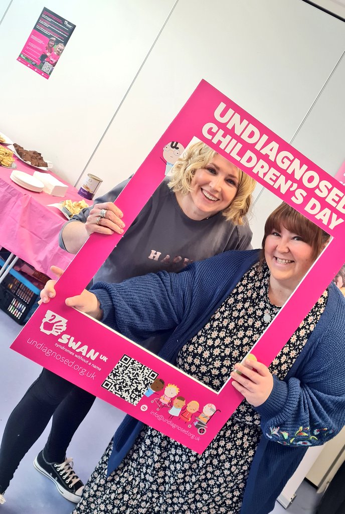 Great to mark #Undiagnosedchildrensday with @SWANUK_Cymru @SWAN_UK today at Serennau Children's Centre @sparkleappeal #myswan 🦢 & great to meet the fab @aandsanimals too! 🦔🦎🪱🐢 @GeneticAll_UK @ResearchWales @GenomicsWales @MedGenWales @rarediseaseuk