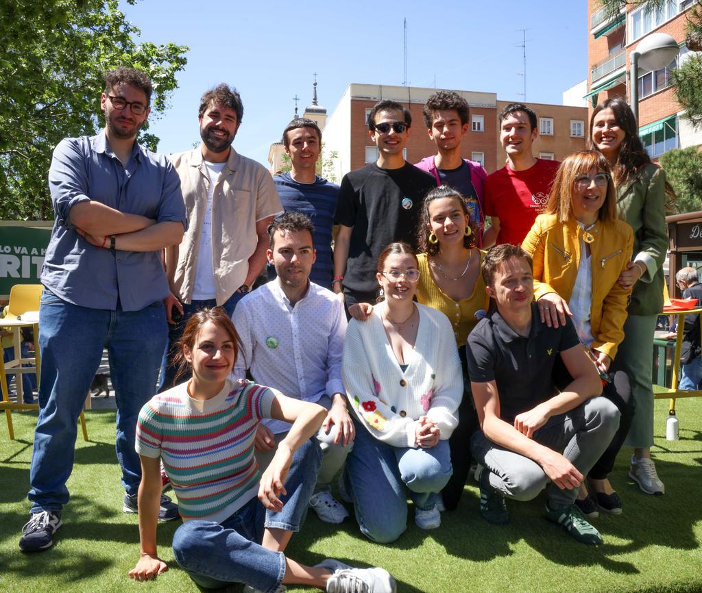 BeaBorrasv's tweet photo. Lo próximo es conseguir que la juventud pueda desarrollar su proyecto de vida a una edad razonable.
Hoy en #LaProspe hablando de las propuestas para el barrio y sus jóvenes⚡️
Un orgullo hacerlo de la mano de @Rita_Maestre @ierrejon @NicoPozoSerrano y @MarbarberanP https://t.co/ydLC5BmDgj