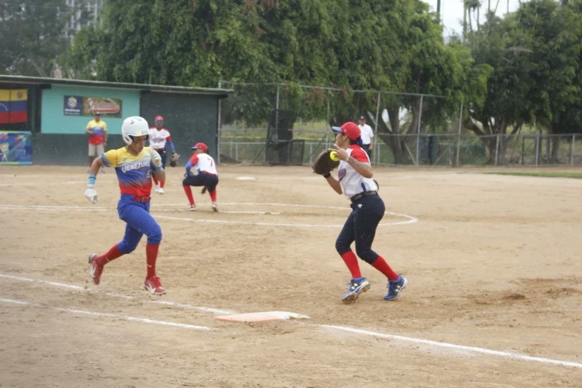 #JuegosDelALBA2023🇻🇪| Las delegaciones de Softball Femenino de Cuba y Venezuela disputan un encuentro en el estadio Hugo Chávez, del Fuerte Tiuna, en la ciudad de Caracas.
 
#ALBAUniónDeportiva