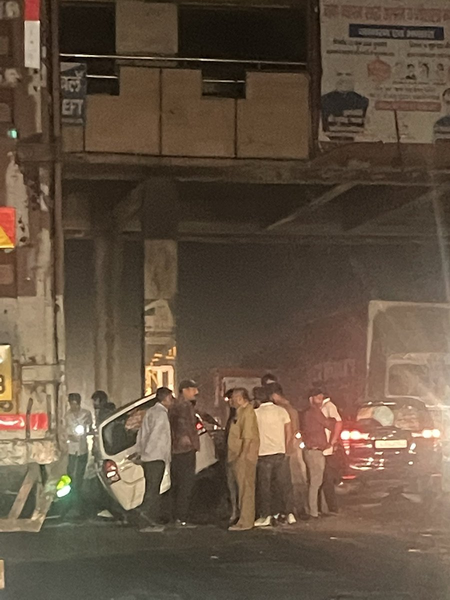 Deepanshu240188's tweet photo. @nitin_gadkari @narendramodi 

This building is standing in middle of NH48 bilaspur, manesar. It has taken several lives in last 10 years. 
Cars and trucks collides to pillers of building every now and then. 
Shameless @NHAI_Official @OfficeOfNG https://t.co/A5rngFCcmr