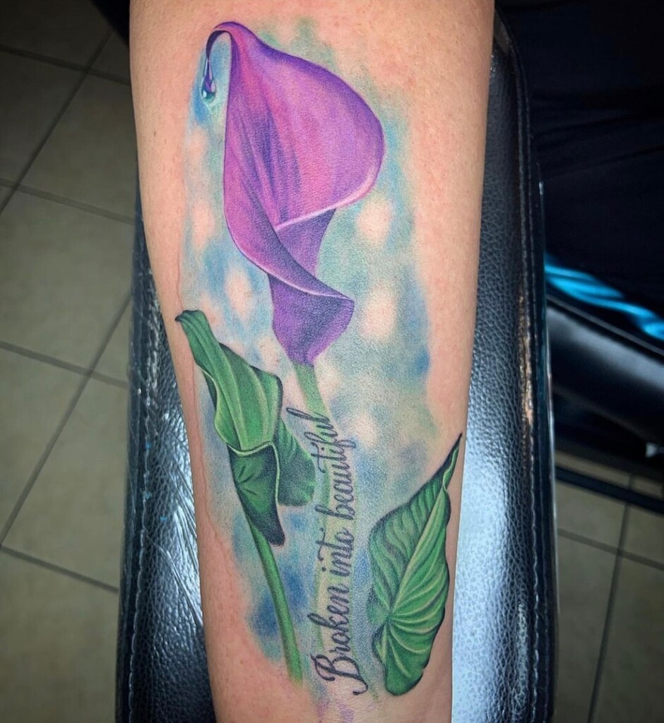 WeirdInkSociety's tweet photo. Calla Lily flower with a rain droplet and text by the incredible Jennie Kiebler - @jennie_kiebler_art! Just look at that rain droplet! 🤩
.
#floraltattoo #callalilytattoo #flowertattoo #jenniekiebler #weirdink #weirdinksociety #stpaultattooartist #mnt… https://t.co/wWT836a0gk https://t.co/qAWplB9CHt