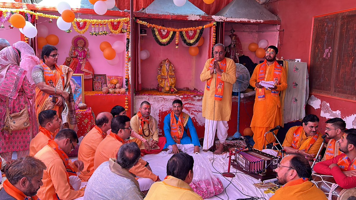 HJS_Delhi's tweet photo. #ParshuramJayanti 
आजका दिन हमारा आत्मचिंतन का दिन है। ब्राह्मण वर्ण याने क्या? हम जन्म ब्राह्मण है, कर्म ब्राह्मण है क्या? ऋषि मुनियो के पास जो ब्रह्म शक्ती थी क्या वह शक्ती तथा अधिकार हमें प्राप्त हुआ है क्या? ऐसे कुछ सूत्रों का आज हमें मनन चिंतन करना है 2/8

वर्णाश्रम व्यवस्था https://t.co/rZp4u933wE