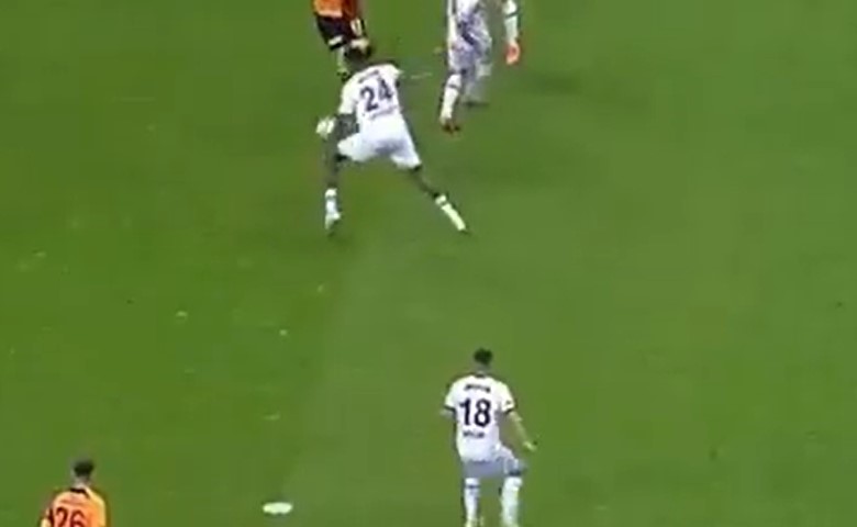sportsmaraton's tweet photo. Süper Lig'de:

VERİLMEYEN PENALTI / VERİLEN PENALTI https://t.co/dhhvTTBRNP