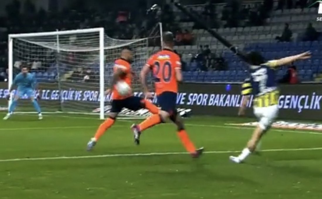 sportsmaraton's tweet photo. Süper Lig'de:

VERİLMEYEN PENALTI / VERİLEN PENALTI https://t.co/dhhvTTBRNP