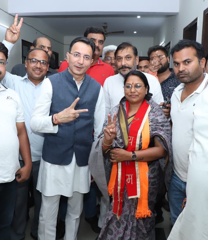 JitinPrasada's tweet photo. आज सपा छोड़कर भाजपा परिवार में सम्मिलित होने के उपरांत श्रीमती अर्चना वर्मा के साथ शाहजहाँपुर पार्टी कार्यालय पर ..

@JPNadda 
@blsanthosh 
@myogiadityanath 
@Bhupendraupbjp 
@idharampalsingh https://t.co/s3KZECiLDL