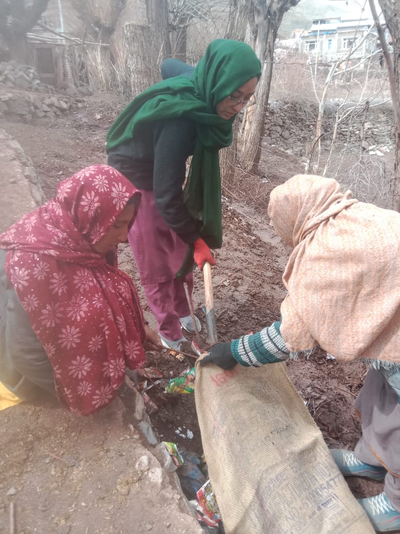 amusam12's tweet photo. Nehru yuva kendra kargil volunteer from (lotsum block ) kharun nissa in collobration with ama tsokspa karith organised safaye abhiyan on the occasion of eid ul fitr.
During this program all the villagers  participated incuding sarpanch,punch etc
@NYKkargil @DIPR_Kargil
@santoshsu https://t.co/6mSsZ4oZKi