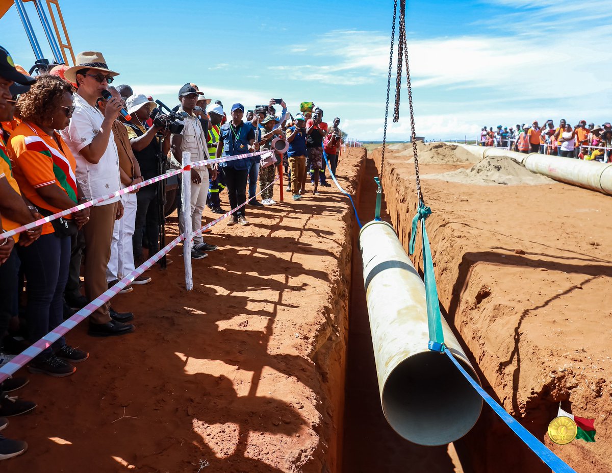 PresidenceMada's tweet photo. @SE_Rajoelina était à #Ambovombe pour donner le coup d'envoi de la construction d'un #pipeline de 97km à partir du fleuve #Efaho. Un projet qu figure parmi les solutions mises en œuvre par l'État pour lutter contre le kere et la sécheresse dans les régions #Androy et #Anosy https://t.co/0RoQLQNiuR