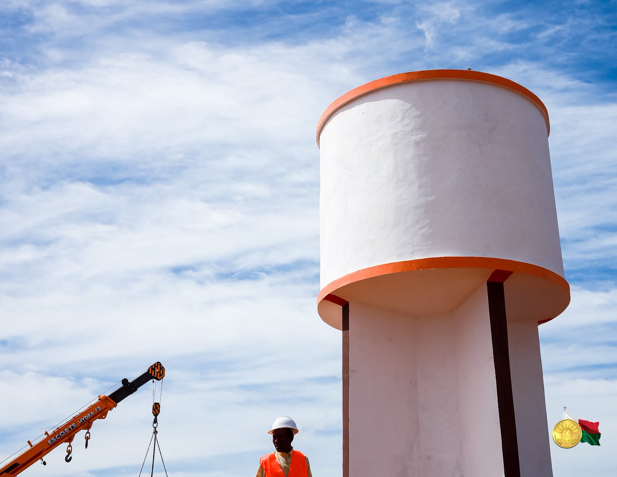 PresidenceMada's tweet photo. @SE_Rajoelina était à #Ambovombe pour donner le coup d'envoi de la construction d'un #pipeline de 97km à partir du fleuve #Efaho. Un projet qu figure parmi les solutions mises en œuvre par l'État pour lutter contre le kere et la sécheresse dans les régions #Androy et #Anosy https://t.co/0RoQLQNiuR