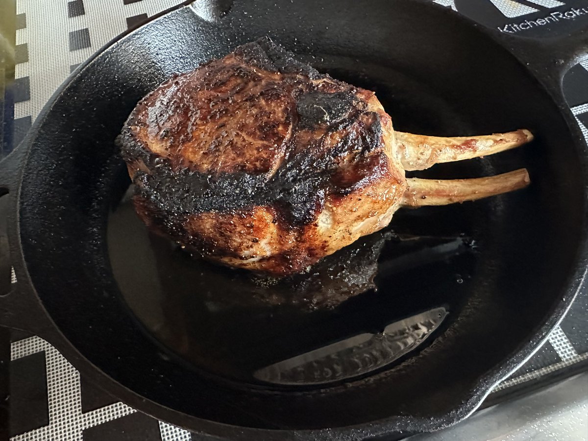 AmoComer's tweet photo. One of the things I love/hate about meat boxes is getting new cuts of meat. I’m proud of my first double cut pork chop. Of course, Ferdinand and I will be eating this for lunch and dinner! And yes, there’s a side salad. https://t.co/Kvtf8LFcP5