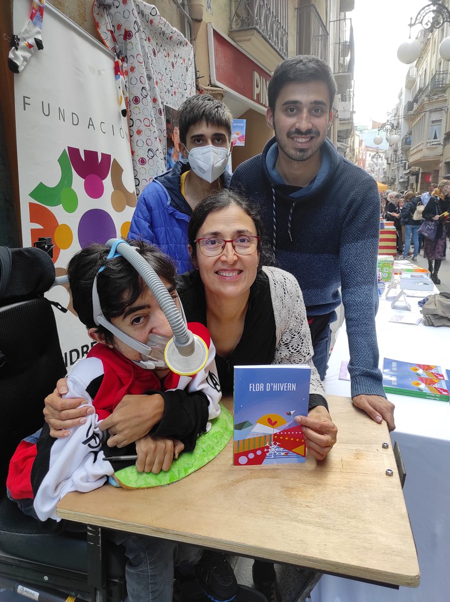 adamarag's tweet photo. A la paradeta que ha muntat #fansdellluis Venda del llibre Flor d'hivern. Amb el suport de ANETO i Europastry. https://t.co/lPRrUrQtBm