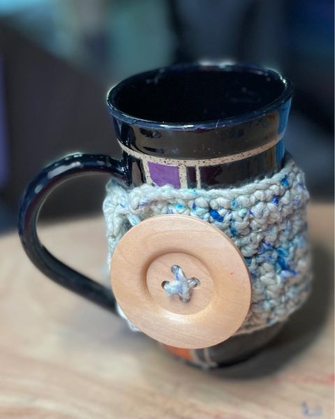 phoenixrisarts's tweet photo. “Cup Wrap with Natural Button”

Crocheted wrap to wrap around your favorite coffee or tea cup so you can warm your hands instead of burn them!

$20.00

https://t.co/dxtaqfWKyY https://t.co/IAZO1LfZ5n