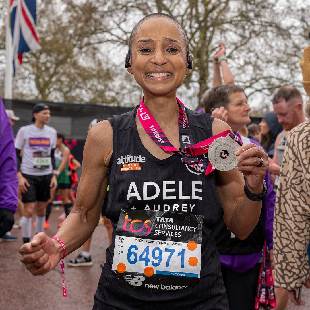 Just look at that smile 😁 Huge congratulations to @AdeleRoberts, who set a @GWR for the fastest marathon with an ileostomy. And did so less than 12 months since stopping chemotherapy. Incredible strength 💪 #LondonMarathon #WeRunTogether