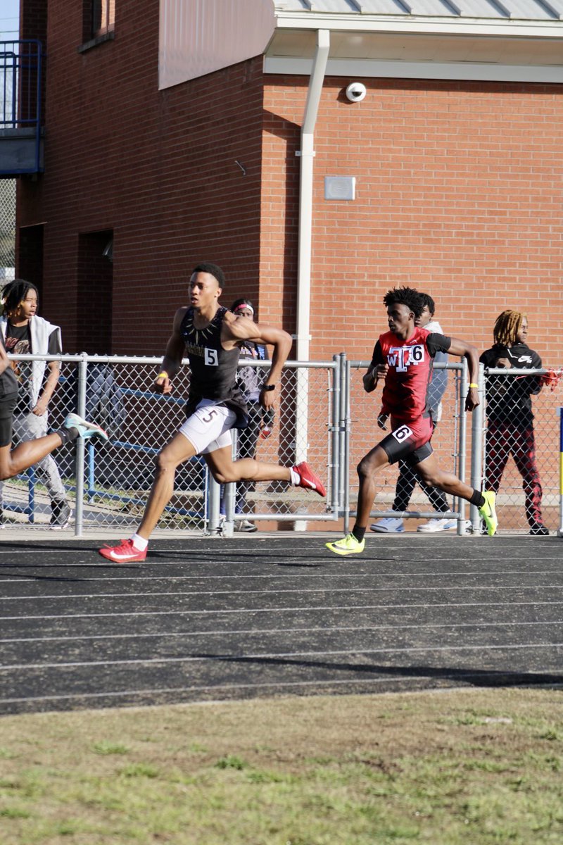 SR Shawn Seagraves stormed to two PB in the hurdles at GCS championships in both hurdles, the senior clocked a time of 39.33 in the 300h and 14.59 in the 110h . This is Seagraves first year running track, 🧱by🧱.