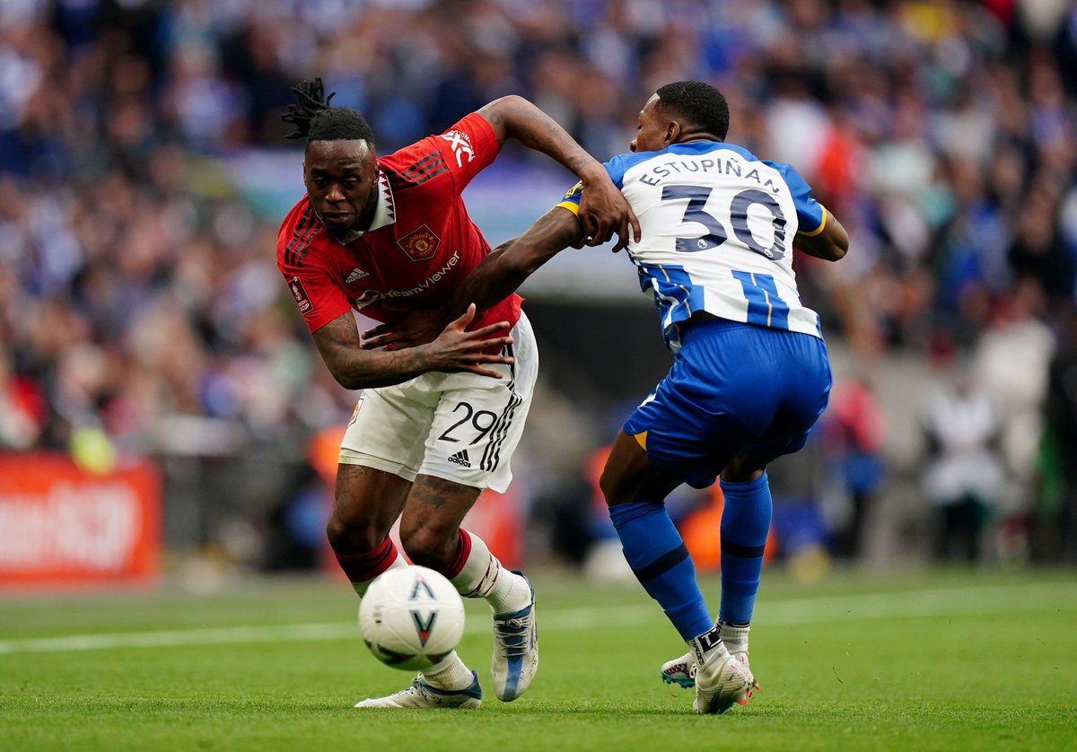 Squawka_Live's tweet photo. Aaron Wan-Bissaka's 90 minutes by numbers vs. Brighton:

100% take-ons completed (4/4)
100% ground duels won (6/6)
100% tackle success (2/2)
7 x possession won
0 x dribbled past
0 fouls

Sending Dr. Dribble back to school. 🎓 https://t.co/N8qEdZlcJh