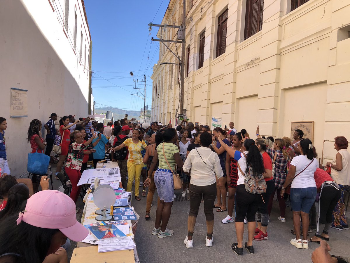 irc8507's tweet photo. Continúan en la feria del Tivoli los educadores del IPU Cuqui Bosch #SNTECD #ManosyCorazón #CubaMined #dmesantiago #feemSantiago #SantiagodeCuba saludamos la fiesta de los trabajadores #1roDeMayo https://t.co/1EgJGDTADC