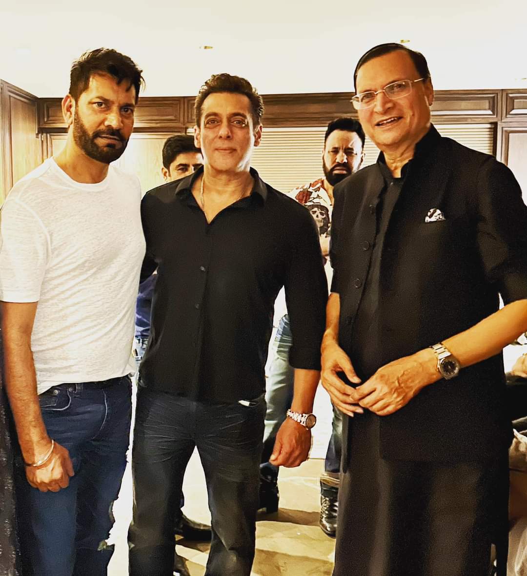 Dashing @BeingSalmanKhan with @RajatSharmaLive with Dil Legayi Kudee Fame #JasbirJassi last night for Eid celebrations #SalmanKhan