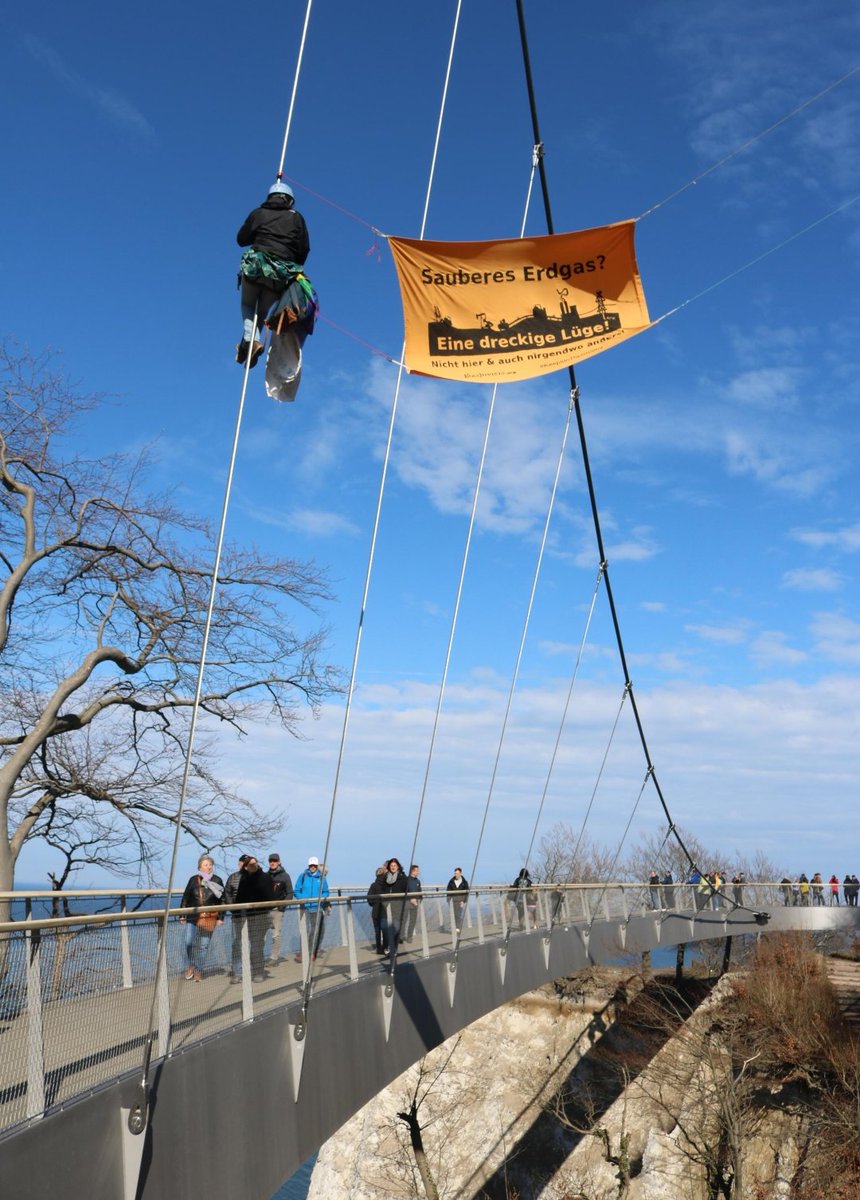 #Königsstuhl
Wir zeigen am neuen #Skywalk:
Sauberes Gas = dreckige Lüge! ⚠️

Lasst uns weitere fossile Infrastruktur verhindern, egal wo!
#PipelinesVerSTOPfen

Solidarität mit dem globalen Süden, wo Mensch+Natur für unseren Konsum ausgebeutet werden.

#LeiderNichtGeil
#GasIsOver