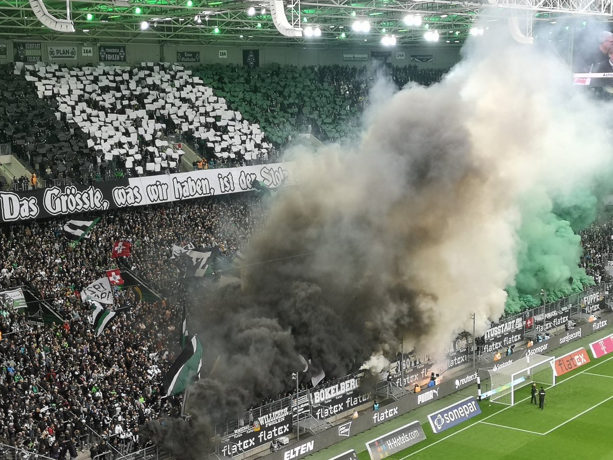 Das letzte Spiel des Spieltags startet bunt:

"Das Größte, was wir haben, ist der Stolz auf unsere Farben"
#BMGFCU #choreo
