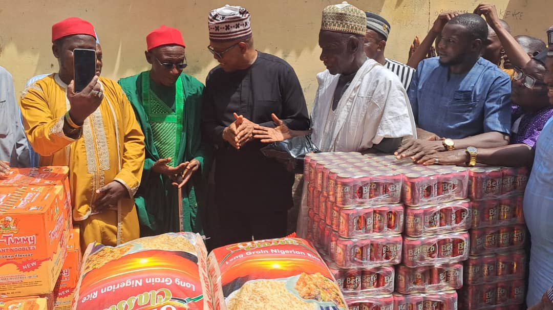 prexidor's tweet image. Peter Obi is very tribalistic, see how he visit Hausa community to celebrate Eid with muslims. He put aside what he is doing to even go there and share food items. Kai! No presidential candidate hate north and muslims this much.