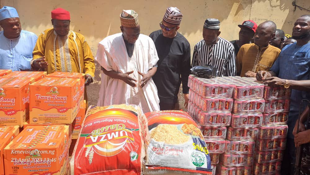 prexidor's tweet image. Peter Obi is very tribalistic, see how he visit Hausa community to celebrate Eid with muslims. He put aside what he is doing to even go there and share food items. Kai! No presidential candidate hate north and muslims this much.